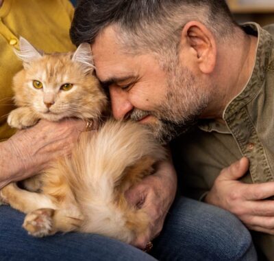 elderly-people-with-cat-pet-min